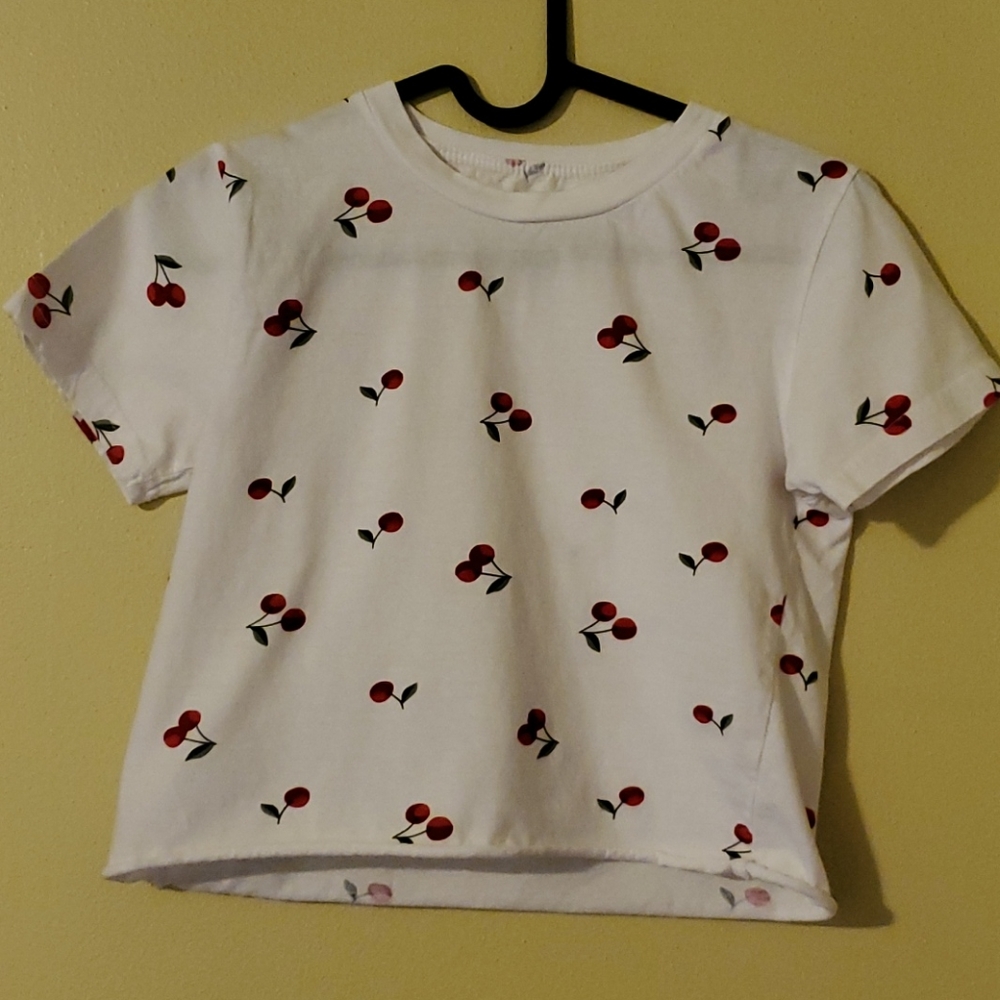 🛍On Fire Cherry Print crop top, Sz S, great shape!